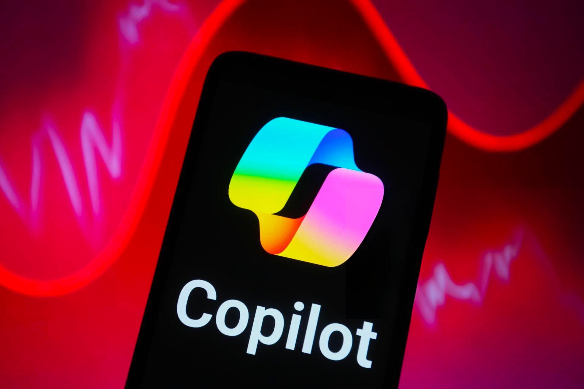 لوگو هوش مصنوعی کوپایلت مایکروسافت / Microsoft Copilot در داخل صفحه موبایل