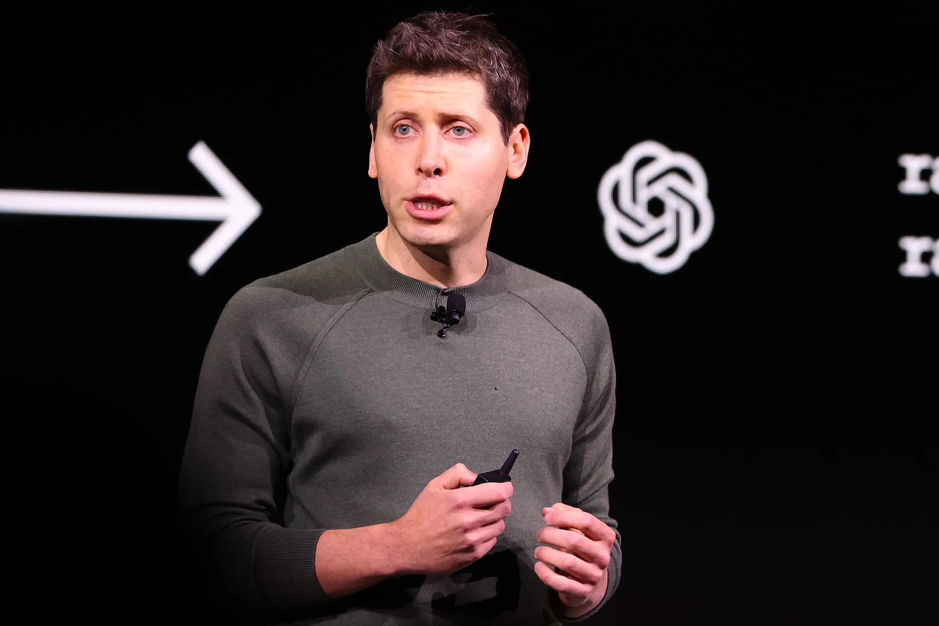 سم آلتمن / Sam Altman مدیرعامل OpenAI در حال سخنرانی