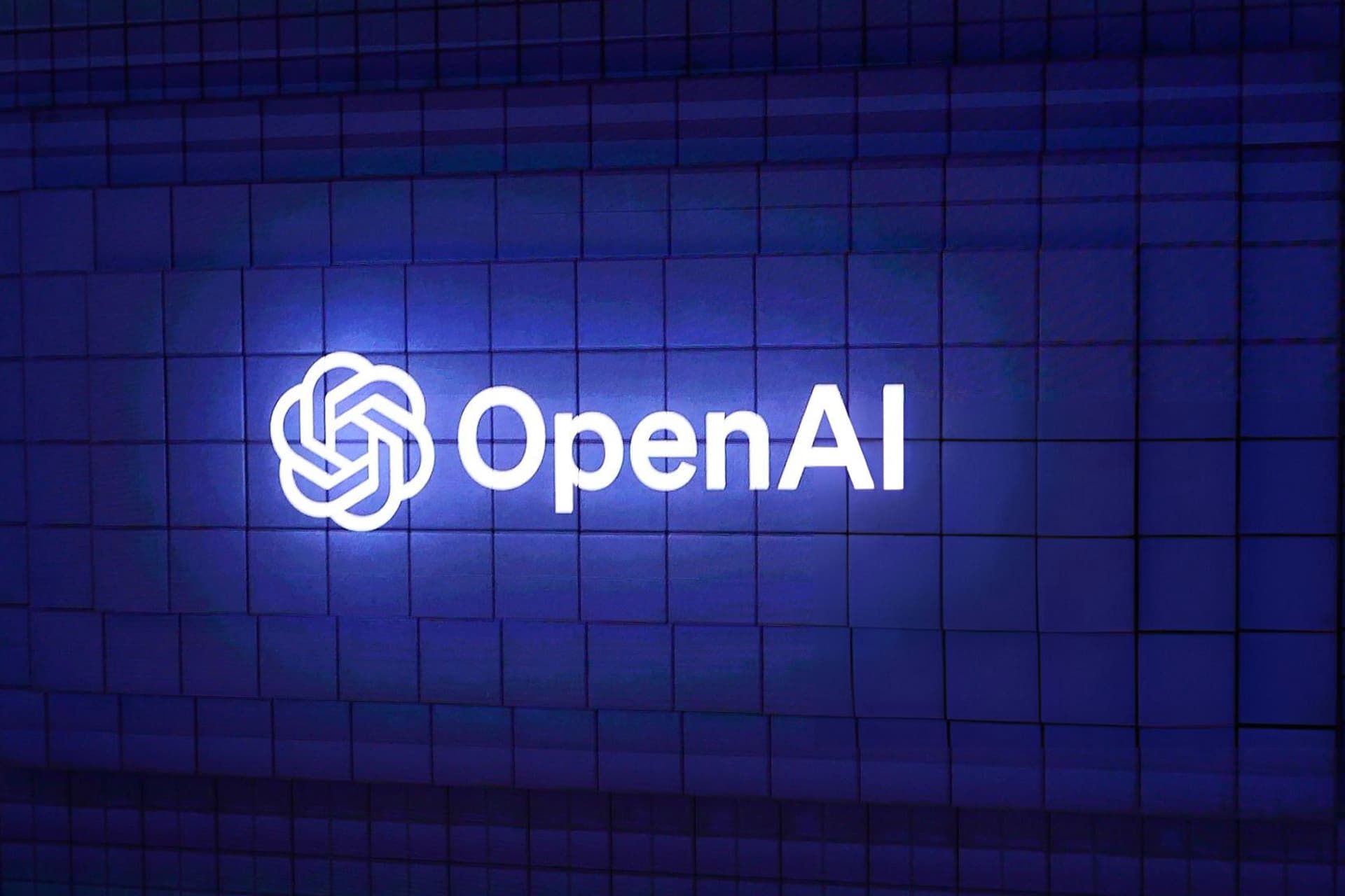 لوگو OpenAI اوپن ای آی در پس زمینه بنفش