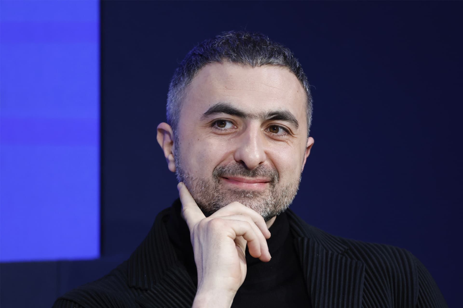 mustafa-soleyman-microsoft-ai-leader-face-65f9d20967794fc357b00cfa-1 مصطفی سلیمان رهبر تیم مایکروسافت AI با لباس مشکی و لبخند