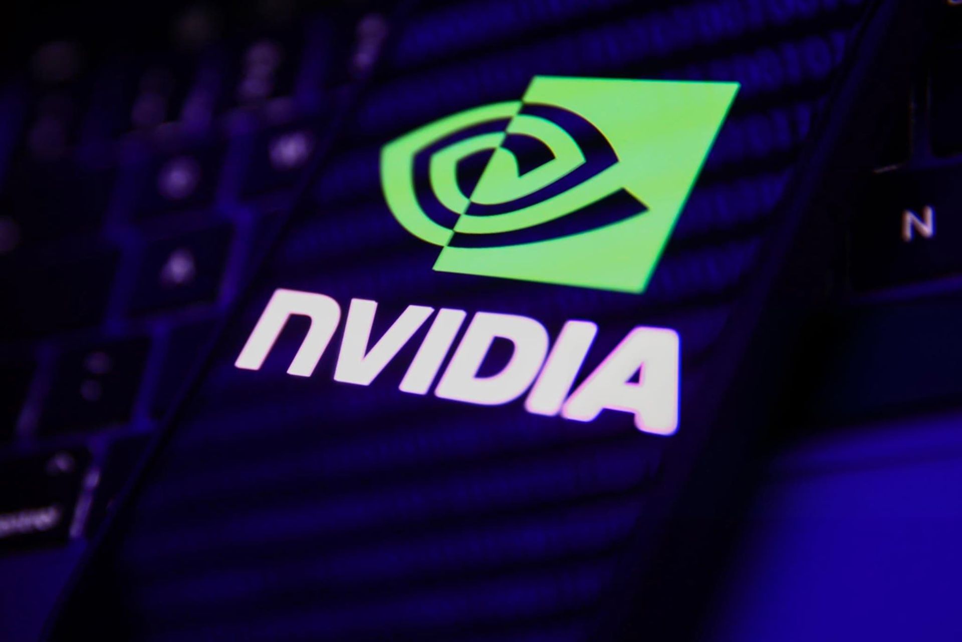 nvidia-logo-phone-laptop-keyboard-65d8cc95b5484d0cca6f626a-1 لوگو انویدیا / Nvidia روی موبایل و کیبورد لپ تاپ نمای نزدیک