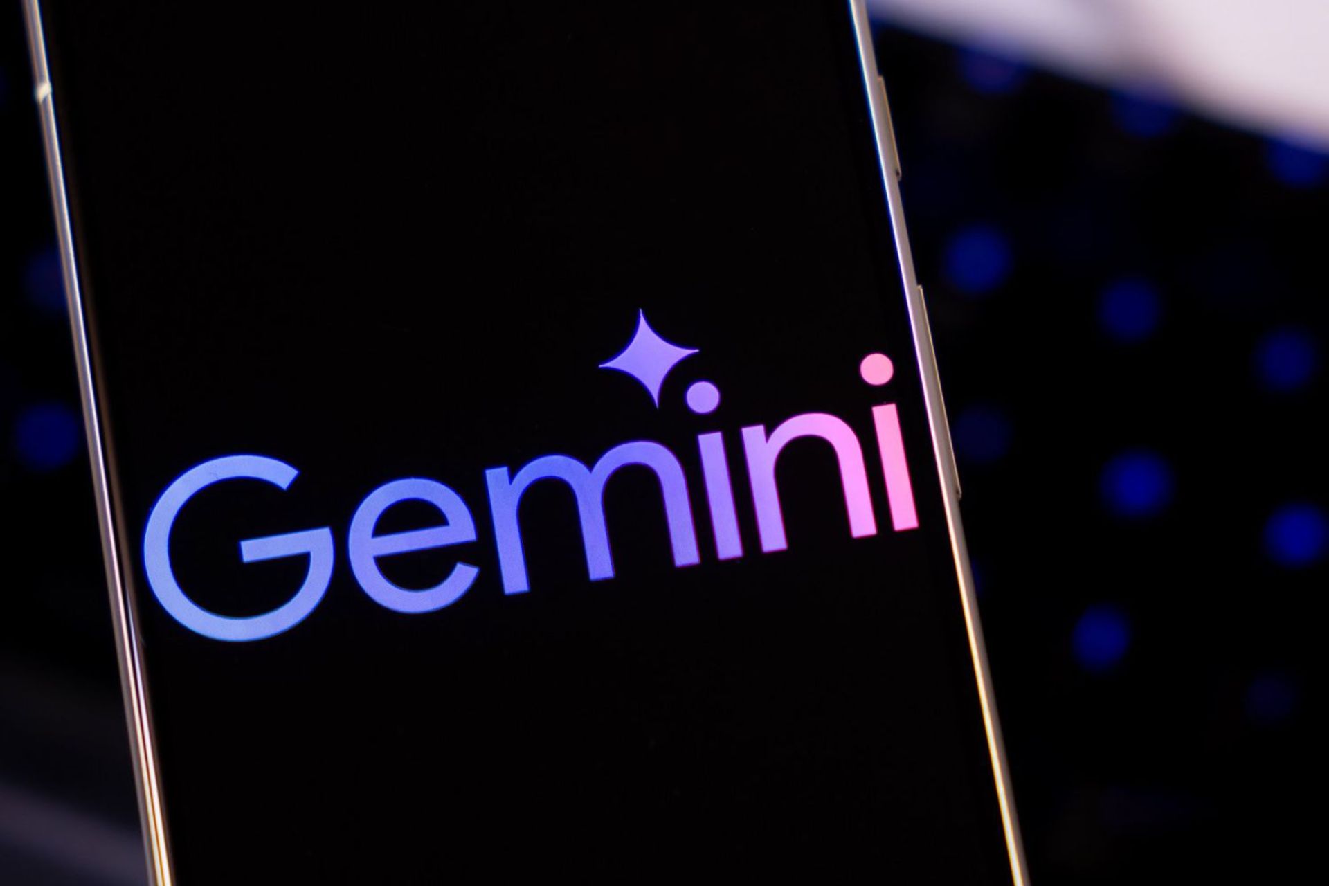 gemini-on-smartphone-66ceec4e2b2e86697fb3102f-1 لوگو جمنای روی گوشی هوشمند